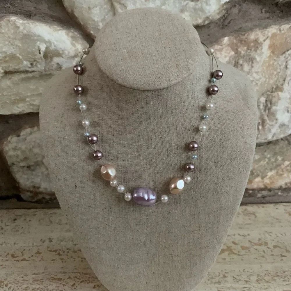 Floating pearl necklace